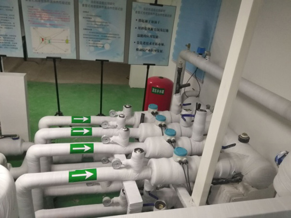 地源空气源热泵机房